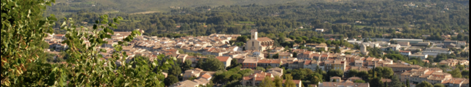 Vue panoramique du Beausset entourée de collines verdoyantes.